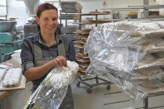 Zehn Meter Gebäck für einen guten Zweck: In der Bäckerei Schmieder in Frauenstein entstand der Riesenstollen für den Christmarkt Freiberg - Verkäuferin Nicole Flathe beim Verpacken eines Stollens.