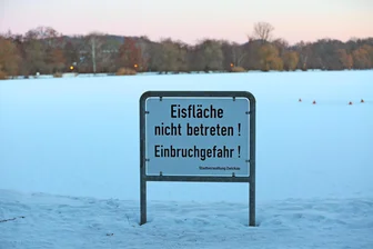 Zehn Meter große Hakenkreuze auf dem Schwanenteich: Zwickauer Polizei bittet um Hinweise - Auf dem vereisten Schwanenteich hatten Unbekannte Hakenkreuze in den Schnee getreten.