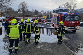Zehn Meter tief gefallen: Feuerwehrleute retten einen Mann aus der eiskalten Sehma - Ein Ersthelfer kam dem Mann zur Hilfe. Trotzdem musste die Feuerwehr zur Rettung anrücken.