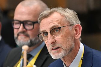 Zehn Milliarden Euro teure Sommerspiele: Was die Sportministerkonferenz zur Olympia-Bewerbung in Chemnitz beschlossen hat - Sachsens Innenminister Armin Schuster (CDU), im Hintergrund sein für Sport zuständiger Referatsleiter Andreas Schumann bei der Sportministerkonferenz in Chemnitz.