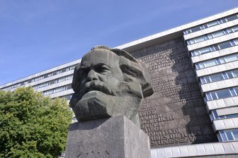 Zehn Sehenswürdigkeiten in der Kulturhauptstadt: An diesen Orten lernen Sie viel über Chemnitz - Der 40 Tonnen schwere Karl-Marx-Kopf aus Bronze schaut seit 1971 kritisch auf das Treiben in der Stadt. Sie trug von 1953 bis 1990 den Namen des Philosophen, obwohl er nie zu Besuch in Chemnitz war.