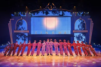 Zehn Show-Aufführungen in fünf Tagen: „Holiday on Ice“ bringt Kinoträume nach Zwickau - Auch diesmal wieder im Programm bei „Holiday on Ice“: Das Rad dreht sich. 20 Eisläufer sind an dieser anspruchsvollen Nummer beteiligt.