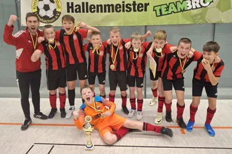 Zehn Spiele, zehn Siege: Langenauer Fußballtalente souveräner Hallenkreismeister - Setzten sich im Finale gegen den SV Lichtenberg mit 4:1 durch: Die D-Junioren von Fortuna Langenau.
