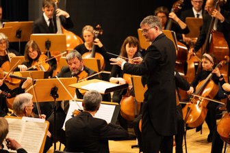 Zehn Tage voller Musik in Markneukirchen: Diese Höhepunkte locken - Das Sinfonieorchester Markneukirchen unter der Leitung von Matthias Spindler steht am Freitag auf der Bühne.