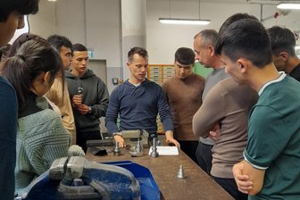 Zehn Tage Westsachsen statt Taschkent: Junge Usbeken checken die Lage auf dem Ausbildungsmarkt in Westsachsen - Zehn junge Usbeken haben sich in der Region die Ausbildungsbedingungen angeschaut, hier im BSW-Bildungszentrum in Werdau.