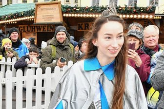 Zehn Tipps für das dritte Adventswochenende im Raum Freiberg - Silberstadt-Königin Celine I. schenkt am Sonntag Glühwein auf dem Freiberger Christmarkt aus.