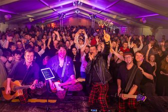 Zehn Tipps für Silvester im Vogtland - „Spiel‘s noch einmal, Sebastian!“ Nachdem die große Silvesterfeier mit der Band Simultan um Sebastian Fischer auf der Rodewischer Schlossinsel 2022 ein großer Erfolg war, soll die Party dieses Mal vor der Schlossarena in Auerbach steigen.