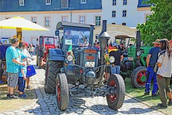 Zehn Tipps fürs Wochenende in Westsachsen: Open-Air-Erlebnisse, Bühnen-Gaudi und heiße Partys - Hingucker auf vier Rädern: Das Traktorentreffen im Deutschen Landwirtschaftsmuseum Schloss Blankenhain erlebt am Sonntag seine 29. Auflage.