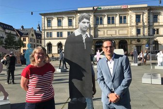 Zehn Tore für Deutschland, dann musste er fliehen: Ausstellung in Chemnitz gedenkt jüdischer Sportler - Dr. Frauke Wetzel (Verein ASA-FF) und Dr. Berno Bahro (Universität Potsdam) flankieren Fußballer Gottfried Fuchs.