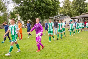 Zehn Zahlen zum Fußball-Landesliga-Heimdebüt des einzigen Vertreters aus dem Erzgebirge - Die Teams von Tanne Thalheim (grün-weiße Trikots) und der SG Taucha liefen zum ersten Heimspiel der Erzgebirger in der Landesliga seit 25 Jahren auf den Rasen des Waldstadions.