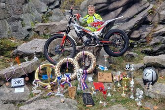 Zehnjähriger Erzgebirger verblüfft im Motorradtrial - Diese Trophäen konnte sich Constantin-David Jokiel in diesem Jahr sichern.