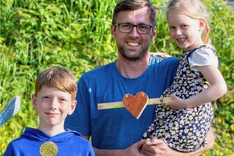 Zehnjähriger Reichenbacher wird Adlerkönig beim Plauener "Vogelschießen" - Der erst zehnjährige Paul Krause aus Reichenbach wurde beim Plauener "Vogelschießen" zum Adlerkönig gekürt. Alexander Kaspar mit Tochter Lina wurde mit seinen gezielten Schüssen Herzkönig. Er ist in Leipzig lebender Plauener.