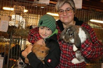 Zehnjähriger stellt Kaninchen bei vogtländischer Schau vor - Florian Linz ist der Jüngste im Oberlosaer Verein. Er zeigt am Wochenende ein Löwenköpfchen japanerfarbig, während Mutti Tanja Linz einen Deutschen Kleinwidder wildfarbenweiß präsentierte.
