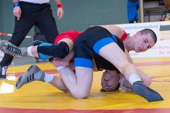Zehnmal Gold für junge Ringer - Verbissener Kampf: Shoaib Mohammadi (rot) hatte gegen seinen Vereinskollegen Erik Negwer das bessere Ende für sich. 