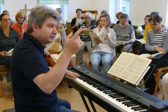Zehnmonatige Vorbereitung soll für zwei tolle Stunden sorgen - Im Gemeindesaal des Evangelischen Pfarramtes St. Niklas leitete Kantor Enrico Langer fünf gemeinsame Proben, in denen er trotz aller Ernsthaftigkeit seinen Sinn für Humor nie vermissen ließ.