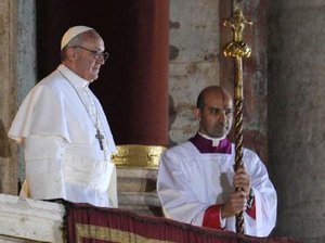 Zehntausende feiern den neuen Papst - Papst Franziskus I. bei seinem ersten Erscheinen vor den Menschen auf dem Petersplatz.