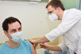 Zehntausendster Impfling in der Impfstelle des Klinikums - Sebastian Stieber war die 10.000. Person, die in der Impfstelle des Klinikums eine Corona-Schutzimpfung erhalten hat.