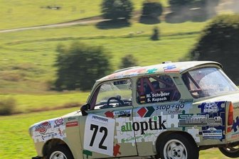 Zehntel machen den Unterschied - "Über die Kuppe geht voll", war die Ansage von Trabant-Pilot Michael Schröder auf dem Rundkurs in Mildenau. Der Wildbacher machte ernst und raste in seiner Klasse auf Platz 2. 