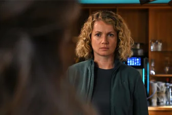 Zehnter „Erzgebirgskrimi“ am 2. November erstmals im TV: Welche Rolle eine „Tatort“-Kommissarin aus Dresden spielt - Cornelia Gröschel spielt im „Tatort“ aus Dresden Kommissarin Leonie Winkler, im neuen „Erzgebirgskrimi“ dagegen die Frau des Opfers, Maike Langer.