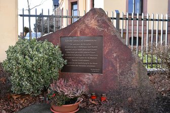Zeichen gegen Rechtsextremismus in Penig und Rochlitz: Gedenken an Holocaust-Opfer - Auch am Mahnmal an der Seminarstraße in Rochlitz wird der Opfer des NS-Terrors gedacht.