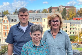 „Zeichen von Heimat“: Stiftung für Oelsnitzer Stadtkirche St. Jakobi gegründet - Die Gründungsstifter der Stadtkirche-St.-Jakobi-Stiftung in Oelsnitz - von links: Alexander Schönstein, Kathrin Jakob und Constanze Süßdorf-Schönstein.