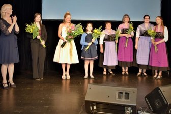Zeichentrickfilm macht das Vogtland überregional bekannt - Mitwirkende an der Vogtlandsaga präsentierten sich in der Vogtlandhalle Greiz. Von links: Drehbuchautorin Sabine Maria Schoeneich, Melanie Riedel (Dorothea), Stefanie Hertel (Ella) sowie die musikalischen Mitstreiter Emily Alnajjar und die Grünbacher Folkloristen.