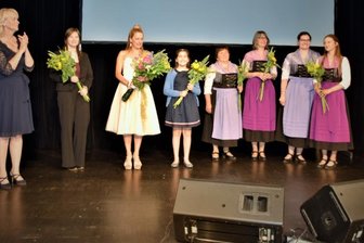 Zeichentrickfilm macht das Vogtland überregional bekannt - Mitwirkende an der Vogtlandsaga präsentierten sich in der Vogtlandhalle Greiz. Von links: Drehbuchautorin Sabine Maria Schoeneich, Melanie Riedel (Dorothea), Stefanie Hertel (Ella) sowie die musikalischen Mitstreiter Emily Alnajjar und die Grünbacher Folkloristen.