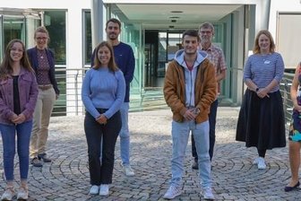 Zeisigwaldkliniken erhalten Verstärkung aus Portugal - Die Pflegekräfte aus Portugal und Vertreter der Zeisigwaldkliniken Bethanien am ersten Arbeitstag vor dem Krankenhaus.