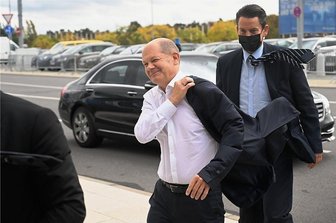 Zeit bis zur Nikolauswoche - Mit Schwung und offensichtlich guter Laune kommt SPD-Kanzlerkandidat Olaf Scholz (vorn) zum Tagungsort.