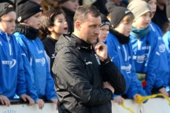 Zeit von Trainer Hiemisch beim VfB Auerbach läuft ab - Ein nachdenklicher Michael Heimisch beim enttäuschenden Pokal-Halbfinale gegen Chemie Leipzig am 31. März.