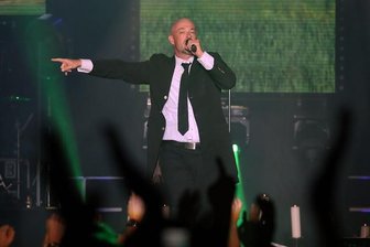 "Zeit zu gehen" - Unheilig begeistert Fans in Zwickau - 20 Uhr startete Unheilig unter dem Jubel der Fans mit wilden Sprüngen auf der Bühne.