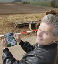 Zeitbombe entschärft: Säureharzteich ist saniert - 
              <p class="artikelinhalt">Wo einst der Untere Säureharzteich in Mittelbach Gestank verbreitete, ist nur noch Feld zu sehen. Anwohner Holger Granz vergleicht den Nordteil des Beckens mit Luftbildern aus der Zeit der Sanierung. </p>
            