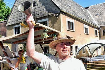 Zeitensprung im Osterzgebirge: Kröhnertmühle Burkersdorf mausert sich vom Technikdenkmal zum Ferienhof - Gastgeber Thomas Wendler rief zum Mühlentag 2023 in der Kröhnertmühle Burkersdorf/Frauenstein mit Glöckchen zum Rundgang. 
