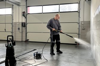 Zeitenwende für Rettungssanitäter von der A 72: Neue Rettungswache Wildenfels bald startklar - Holger Siegel von den Johannitern reinigt eine von zwei Wagenhallen der neuen Rettungswache. Am 4. Februar wird der Neubau in Wildenfels eingeweiht. Er ersetzt das bisherige Provisorium an der Autobahnauffahrt Zwickau-Ost.