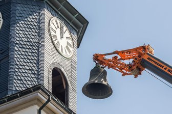 Zeitmaschine wird gestartet: Das ist am Wochenende im mittleren Erzgebirge los - Nach den Glocken wurde auch die historische Uhr an der Zöblitzer Kirche erneuert.