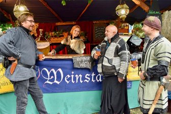 Zeitreise auf Burg Rabenstein machen - Fruchtweine aus Wittenberg gibt es am Stand von Britta Henska auf dem Wikinger-Markt der Burg Rabenstein.