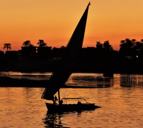 Zeitreise auf dem Nil - Sonnenuntergang am "Strom des Lebens": Wer will, kann das Farbenspiel auch auf einer Feluke erleben.