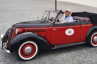 Zeitreise durch Jahrzehnte: Wechselburgs Schlossgartenfest begeistert mit Oldtimern - Jens Rödel kommt als Organisator der Oldtimerausfahrt mit einem Wanderer W 24 von 1936.