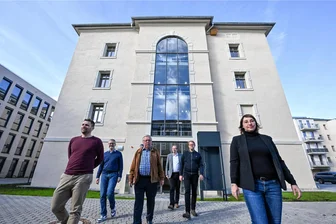 Zeitreise hinter Gittern: Dauerausstellung in einstigem Chemnitzer Kaßberg-Gefängnis öffnet - Das Team des Lern- und Gedenkortes Kaßberg-Gefängnis (rechts: Leiterin Dr. Steffi Lehmann) mit Zeitzeuge Rolf Kiesel (3.v.l.) vor dem umgebauten Hafttrakt des einstigen Haftkomplexes. In den Aus- und Umbau des um 1876 errichteten Baus wurden seit 2021 rund 4,6 Millionen Euro investiert.