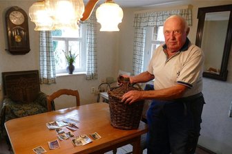 Zeitreise in Gelenau: Wie ein Lebensmittelgeschäft zum inoffiziellen Dorfzentrum wurde - Im ehemaligen Wirtsraum des Gelenauer Lebensmittelladens hat Karl Köhler noch immer alten Schnaps zu bieten.