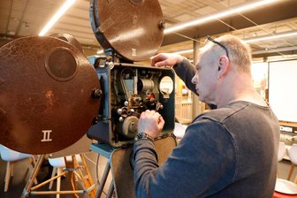Zeitreise ins alte Kino - Sonderausstellung in Frankenberg: „Ein Stück heile Welt“ - Mario Metzner ist Kinovorführer seit 1982. Viel der früheren Technik ist derzeit in Frankenberg zu bestaunen.
