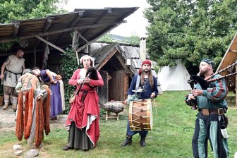 Zeitreise ins Mittelalter bei Frankenberg: Bleiberg begeistert mit historischem Jahrmarkt - Mittelalterjahrmarkt in Sachsenburg: die Musikanten von Nervus Ursis sorgten für Unterhaltung auf historischen Instrumenten.