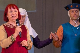 Zeitreise ins Mittelalter: Sabine Ebert feiert Buchpremiere in Freiberg - Sabine Ebert (l.) präsentierte ihren neuen Roman gemeinsam mit dem Verein Mark Meissen 1200.