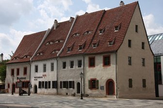 Zeitreise ins Mittelalter und Schatzsuche – so spannend sind Ferienangebote in Zwickau - Ein Schritt durch die Tür der Priesterhäuser in Zwickau – und man ist mitten im Mittelalter.