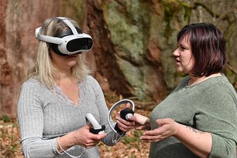 Zeitreise mithilfe von Virtual Reality: VR-Brille katapultiert Besucher in den Gleisbergbruch Rochlitz - Saisonstart am Geoportal auf dem Rochlitzer Berg: Freie-Presse-Redakteurin Julia Tonne testet bei Gästerführerin Ulrike Gabriel die Möglichkeit, mit einer VR-Brille in den Steinbruch zu verschiedenen Epochen einzutauchen.