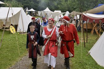 Zeitreise mitten im Erzgebirge: Ritterlager in Thalheim holt das Mittelalter zurück - Auf dem Thalheimer Waldcamping-Gelände hat es ein offenes Ritterlager gegeben.