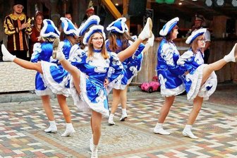 Zeitreise, Raumflug, Amerika - Das planen die Faschingsvereine der Werdauer Region - Die Funkengarde des Mannichswalder Karnevalsvereins hatte ihren letzten großen Auftritt beim Sommerfasching zum Dorffest im vergangenen Jahr.