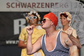 Zeitsprung auf dem Catwalk: Andrang bei historischer Modenschau beim Stadtfest in Schwarzenberg - Am Ottenstein, eine 473,5 Meter hohe Erhebung bei Schwarzenberg, war nach 1863 kurzzeitig Bäderbetrieb: im Bild die damalige Badekleidung der Kurgäste.