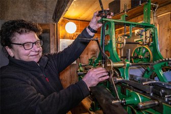 Zeitumstellung als besondere Herausforderung: Wie eine Auerin an der Uhr der Nicolaikirche dreht - Kirchnerin Kathrin Schulze kennt das Uhrwerk in der Nicolaikirche genau. Nicht nur zur Zeitumstellung muss sie hinauf in den Turm steigen, denn die Kirchturmuhr geht auch gern mal nach. Das liegt an den verschiedenen Temperaturverhältnissen im Turm.