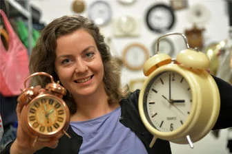 Zeitumstellung: Was macht das Theater in Freiberg mit seinen vielen Uhren? - In der Requisite des Theaters in Freiberg, hier Mitarbeiterin Kerstin Böttcher, gibt es jede Menge Uhren.